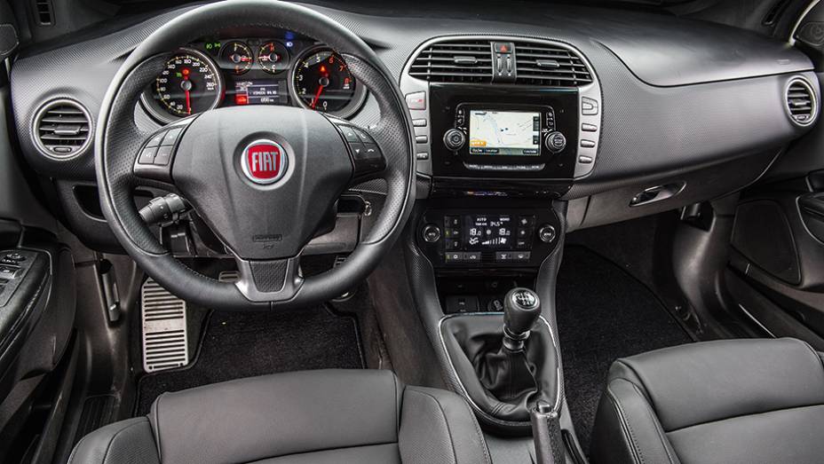 Textura na parte frontal lembra fibra de carbono. No console, o plástico segue o padrão piano black | <a href="https://preprod.quatrorodas.abril.com.br/carros/comparativos/comparativo-esportivos-841704.shtml" target="_blank" rel="migration">Leia mais</a> Textura na parte frontal lembra fibra de carbono. No console, o plástico segue o padrão piano black | <a href="https://preprod.quatrorodas.abril.com.br/carros/comparativos/comparativo-esportivos-841704.shtml" target="_blank" rel="migration">Leia mais</a>