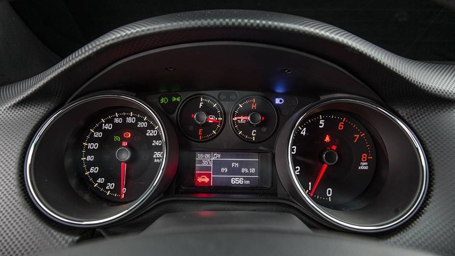 Novo grafismo nos mostradores | <a href="https://preprod.quatrorodas.abril.com.br/carros/comparativos/comparativo-esportivos-841704.shtml" target="_blank" rel="migration">Leia mais</a> Novo grafismo nos mostradores | <a href="https://preprod.quatrorodas.abril.com.br/carros/comparativos/comparativo-esportivos-841704.shtml" target="_blank" rel="migration">Leia mais</a>