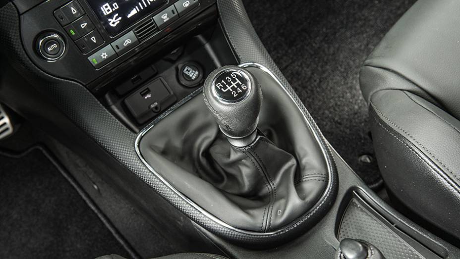 Transmissão de seis marchas | <a href="https://preprod.quatrorodas.abril.com.br/carros/comparativos/comparativo-esportivos-841704.shtml" target="_blank" rel="migration">Leia mais</a> Transmissão de seis marchas | <a href="https://preprod.quatrorodas.abril.com.br/carros/comparativos/comparativo-esportivos-841704.shtml" target="_blank" rel="migration">Leia mais</a>