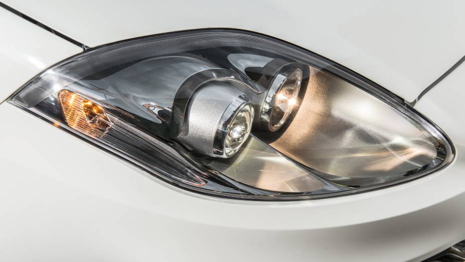 Lentes de policarbonato abrigam faróis biparábola | <a href="https://preprod.quatrorodas.abril.com.br/carros/comparativos/comparativo-esportivos-841704.shtml" target="_blank" rel="migration">Leia mais</a> Lentes de policarbonato abrigam faróis biparábola | <a href="https://preprod.quatrorodas.abril.com.br/carros/comparativos/comparativo-esportivos-841704.shtml" target="_blank" rel="migration">Leia mais</a>