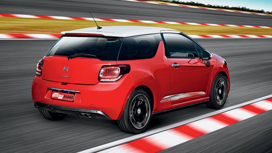 DS 3: a &aacute;rea envidra&ccedil;ada esconde as colunas | <a href="https://preprod.quatrorodas.abril.com.br/carros/comparativos/comparativo-esportivos-841704.shtml" target="_blank" rel="migration">Leia mais</a>