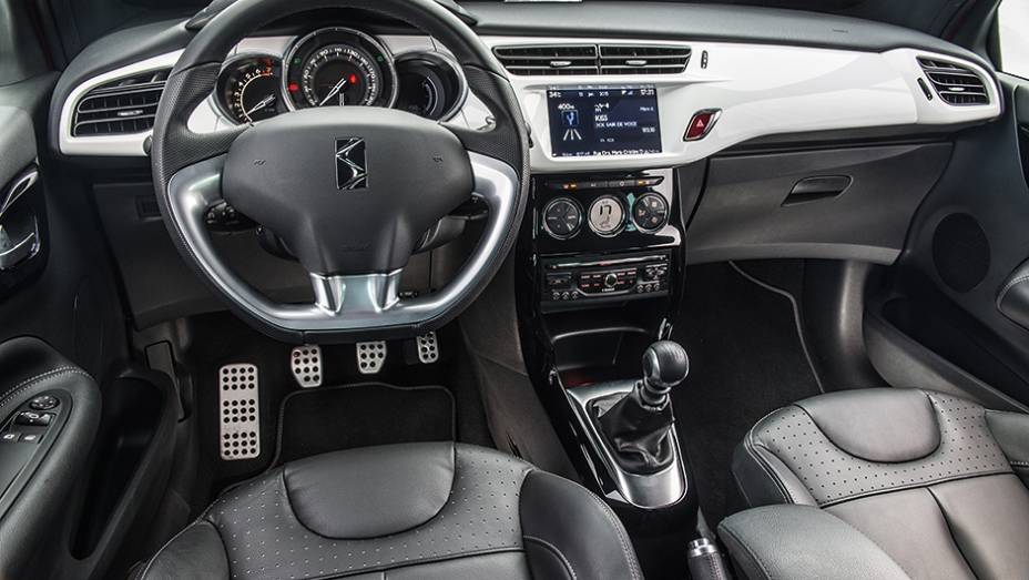 Diversos elementos e materiais sinalizam que a Citro&euml;n n&atilde;o economizou na hora de desenhar e equipar o DS 3 | <a href="https://preprod.quatrorodas.abril.com.br/carros/comparativos/comparativo-esportivos-841704.shtml" target="_blank" rel="migration">Leia mais</a>