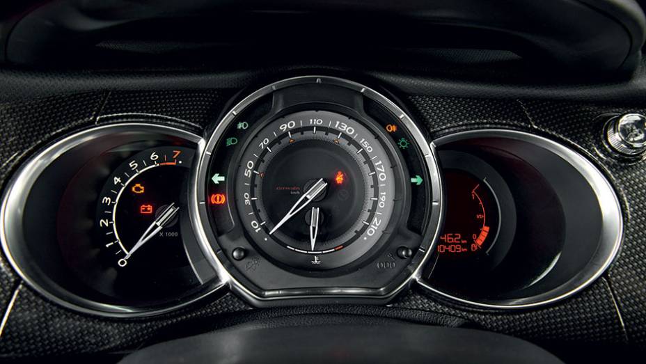Ponteiros t&ecirc;m estilo cl&aacute;ssico | <a href="https://preprod.quatrorodas.abril.com.br/carros/comparativos/comparativo-esportivos-841704.shtml" target="_blank" rel="migration">Leia mais</a>
