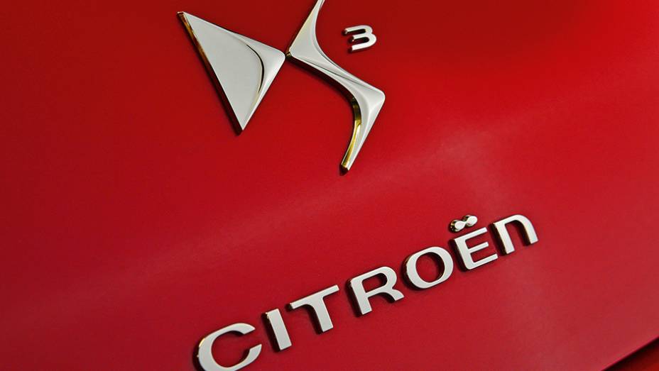 DS é a divisão premium da Citroën | <a href="https://preprod.quatrorodas.abril.com.br/carros/comparativos/comparativo-esportivos-841704.shtml" target="_blank" rel="migration">Leia mais</a>