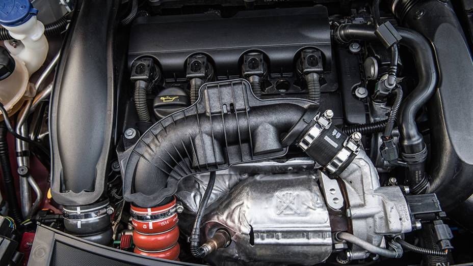 Motor 1.6 16V turbo gera 165 cv de potência | <a href="https://preprod.quatrorodas.abril.com.br/carros/comparativos/comparativo-esportivos-841704.shtml" target="_blank" rel="migration">Leia mais</a>