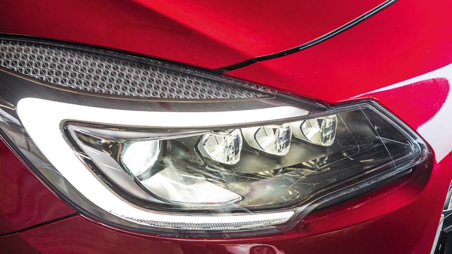 Os novos faróis do DS 3 são de xenônio com leds | <a href="https://preprod.quatrorodas.abril.com.br/carros/comparativos/comparativo-esportivos-841704.shtml" target="_blank" rel="migration">Leia mais</a>