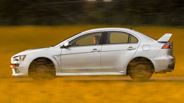 Aerofólio diferencia o Evo de um Lancer normal | <a href="https://preprod.quatrorodas.abril.com.br/carros/testes/mitsubishi-lancer-evo-x-john-easton-840741.shtml" target="_blank" rel="migration">Leia mais</a> Aerofólio diferencia o Evo de um Lancer normal | <a href="https://preprod.quatrorodas.abril.com.br/carros/testes/mitsubishi-lancer-evo-x-john-easton-840741.shtml" target="_blank" rel="migration">Leia mais</a>
