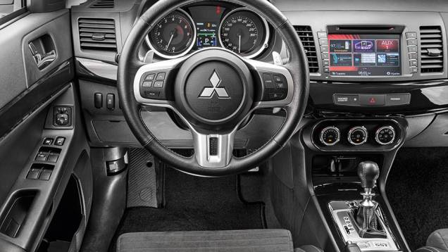 Posição de dirigir merece aplausos, mas cabine simples demais parou no tempo | <a href="https://preprod.quatrorodas.abril.com.br/carros/testes/mitsubishi-lancer-evo-x-john-easton-840741.shtml" target="_blank" rel="migration">Leia mais</a> Posição de dirigir merece aplausos, mas cabine simples demais parou no tempo | <a href="https://preprod.quatrorodas.abril.com.br/carros/testes/mitsubishi-lancer-evo-x-john-easton-840741.shtml" target="_blank" rel="migration">Leia mais</a>
