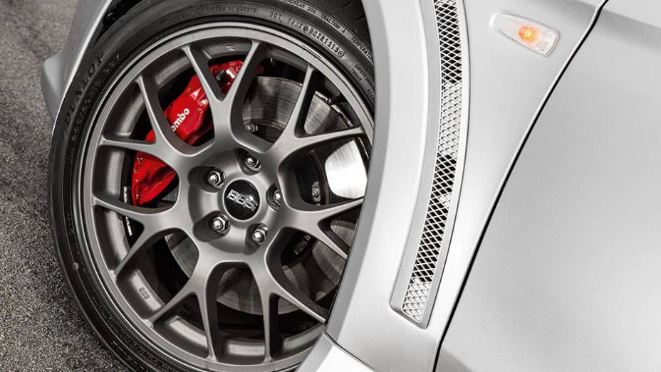 Rodas aro 18 escoltam os enormes discos de freio Brembo | <a href="https://preprod.quatrorodas.abril.com.br/carros/testes/mitsubishi-lancer-evo-x-john-easton-840741.shtml" target="_blank" rel="migration">Leia mais</a>