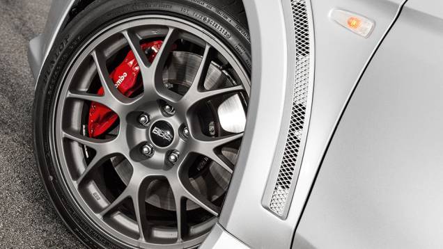Rodas aro 18 escoltam os enormes discos de freio Brembo | <a href="https://preprod.quatrorodas.abril.com.br/carros/testes/mitsubishi-lancer-evo-x-john-easton-840741.shtml" target="_blank" rel="migration">Leia mais</a> Rodas aro 18 escoltam os enormes discos de freio Brembo | <a href="https://preprod.quatrorodas.abril.com.br/carros/testes/mitsubishi-lancer-evo-x-john-easton-840741.shtml" target="_blank" rel="migration">Leia mais</a>