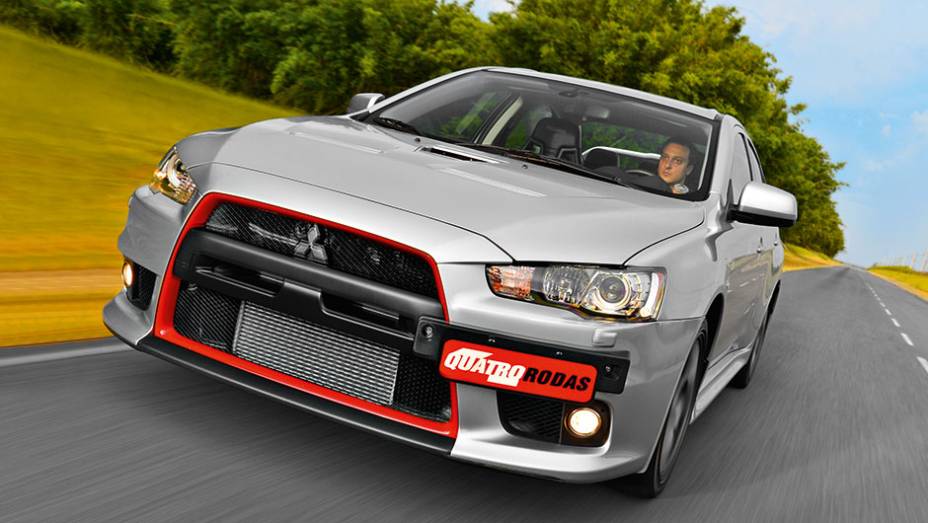 Filete vermelho em volta da grade identifica a série especial | <a href="https://preprod.quatrorodas.abril.com.br/carros/testes/mitsubishi-lancer-evo-x-john-easton-840741.shtml" target="_blank" rel="migration">Leia mais</a>