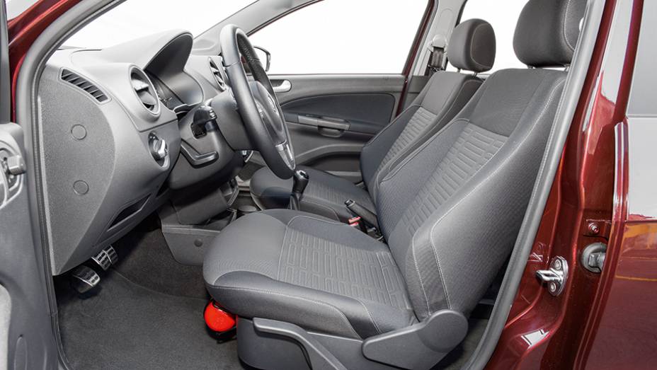 Banco do motorista: ajuste de altura de série | <a href="https://preprod.quatrorodas.abril.com.br/carros/comparativos/fiat-palio-x-vw-gol-841583.shtml" target="_blank" rel="migration">Leia mais</a>