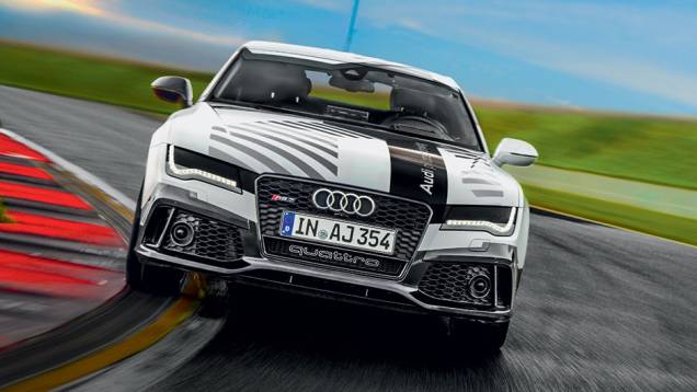 Um GPS especial ajuda a guiar o Audi sem piloto pelo circuito | <a href="https://preprod.quatrorodas.abril.com.br/reportagens/geral/homem-x-maquina-840420.shtml" target="_blank" rel="migration">Leia mais</a> Um GPS especial ajuda a guiar o Audi sem piloto pelo circuito | <a href="https://preprod.quatrorodas.abril.com.br/reportagens/geral/homem-x-maquina-840420.shtml" target="_blank" rel="migration">Leia mais</a>