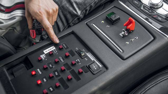 No console, botões ativam o sistema. Na mão, a manopla com o botão de frenagem | <a href="https://preprod.quatrorodas.abril.com.br/reportagens/geral/homem-x-maquina-840420.shtml" target="_blank" rel="migration">Leia mais</a> No console, botões ativam o sistema. Na mão, a manopla com o botão de frenagem | <a href="https://preprod.quatrorodas.abril.com.br/reportagens/geral/homem-x-maquina-840420.shtml" target="_blank" rel="migration">Leia mais</a>