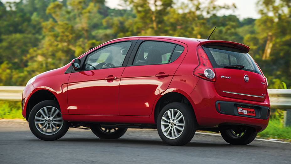 Calibragem mais solta da suspensão permite que a carroceria role nas curvas de raio longo | <a href="https://preprod.quatrorodas.abril.com.br/carros/comparativos/fiat-palio-x-vw-gol-841583.shtml" target="_blank" rel="migration">Leia mais</a>