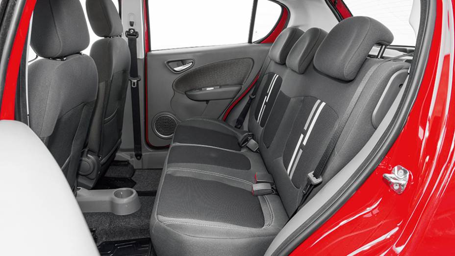 Fora de uso, apoios não atrapalham a visão | <a href="https://preprod.quatrorodas.abril.com.br/carros/comparativos/fiat-palio-x-vw-gol-841583.shtml" target="_blank" rel="migration">Leia mais</a>