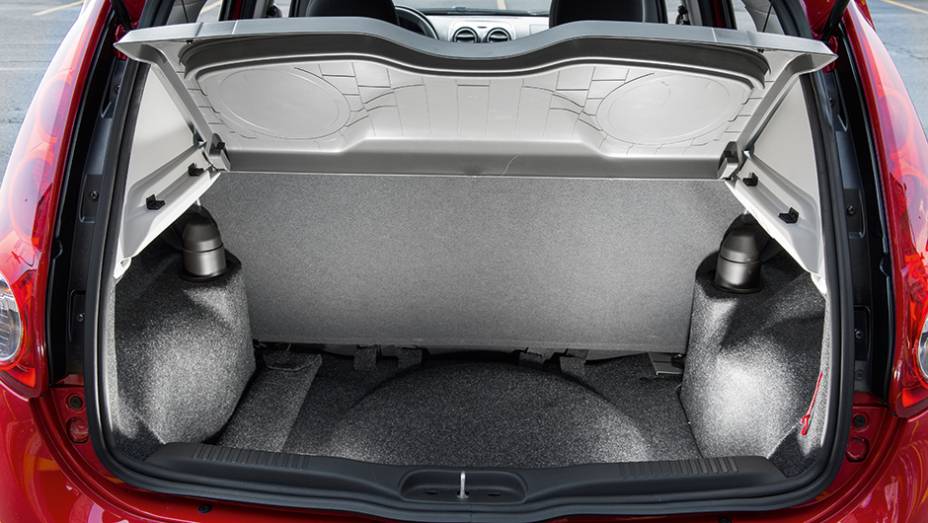 Palio comporta até 280 litros de bagagem | <a href="https://preprod.quatrorodas.abril.com.br/carros/comparativos/fiat-palio-x-vw-gol-841583.shtml" target="_blank" rel="migration">Leia mais</a>