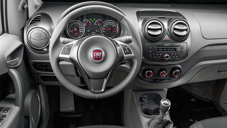 Painel é mais ousado, na medida em que mescla cores e texturas, mas há muitas rebarbas | <a href="https://preprod.quatrorodas.abril.com.br/carros/comparativos/fiat-palio-x-vw-gol-841583.shtml" target="_blank" rel="migration">Leia mais</a>