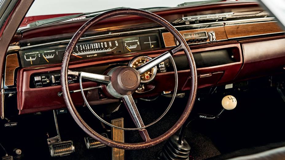 O requinte ficava por conta do interior imitando madeira | <a href="https://preprod.quatrorodas.abril.com.br/carros/classicos-grandescarros/plymouth-gtx-840040.shtml" target="_blank" rel="migration">Leia mais</a>