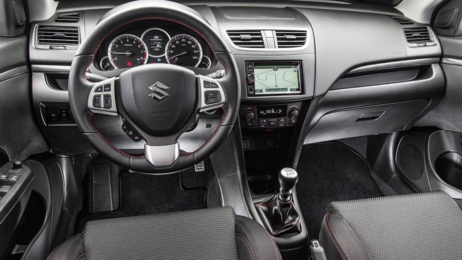 Costuras com pontos em X e linha vermelha, no volante, no câmbio e nos bancos, dão o tom de esportividade | <a href="https://preprod.quatrorodas.abril.com.br/carros/comparativos/comparativo-esportivos-841704.shtml" target="_blank" rel="migration">Leia mais</a> Costuras com pontos em X e linha vermelha, no volante, no câmbio e nos bancos, dão o tom de esportividade | <a href="https://preprod.quatrorodas.abril.com.br/carros/comparativos/comparativo-esportivos-841704.shtml" target="_blank" rel="migration">Leia mais</a>