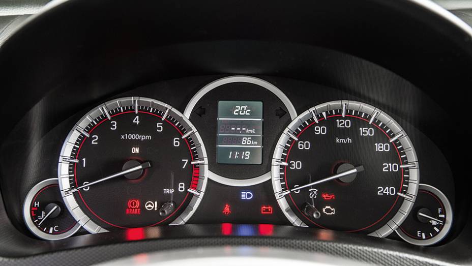 Painel tem mostradores sobrepostos | <a href="https://preprod.quatrorodas.abril.com.br/carros/comparativos/comparativo-esportivos-841704.shtml" target="_blank" rel="migration">Leia mais</a> Painel tem mostradores sobrepostos | <a href="https://preprod.quatrorodas.abril.com.br/carros/comparativos/comparativo-esportivos-841704.shtml" target="_blank" rel="migration">Leia mais</a>