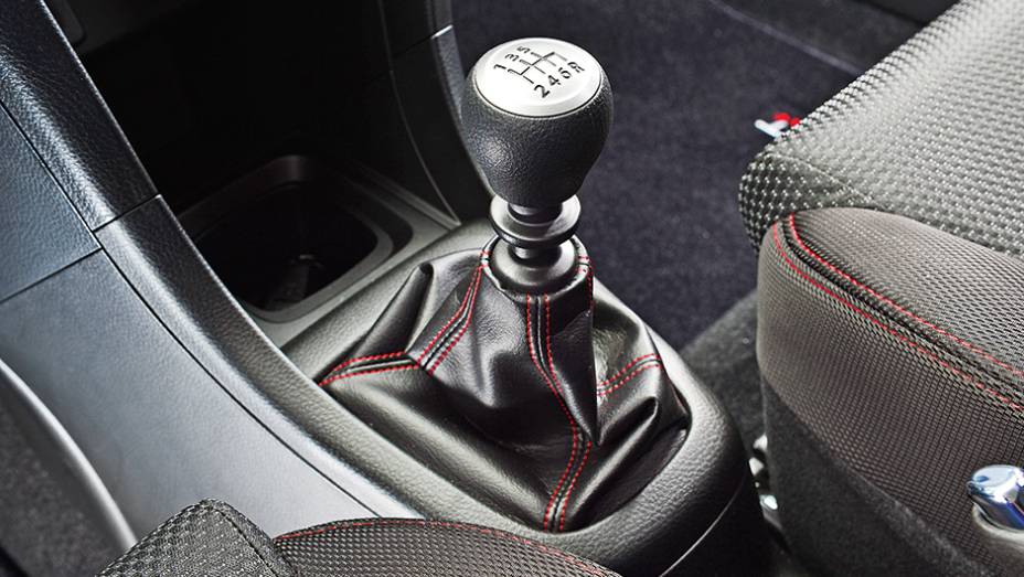 Câmbio manual de seis marchas | <a href="https://preprod.quatrorodas.abril.com.br/carros/comparativos/comparativo-esportivos-841704.shtml" target="_blank" rel="migration">Leia mais</a> Câmbio manual de seis marchas | <a href="https://preprod.quatrorodas.abril.com.br/carros/comparativos/comparativo-esportivos-841704.shtml" target="_blank" rel="migration">Leia mais</a>