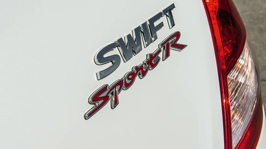 A Sport R é a única versão oferecida no país | <a href="https://preprod.quatrorodas.abril.com.br/carros/comparativos/comparativo-esportivos-841704.shtml" target="_blank" rel="migration">Leia mais</a> A Sport R é a única versão oferecida no país | <a href="https://preprod.quatrorodas.abril.com.br/carros/comparativos/comparativo-esportivos-841704.shtml" target="_blank" rel="migration">Leia mais</a>