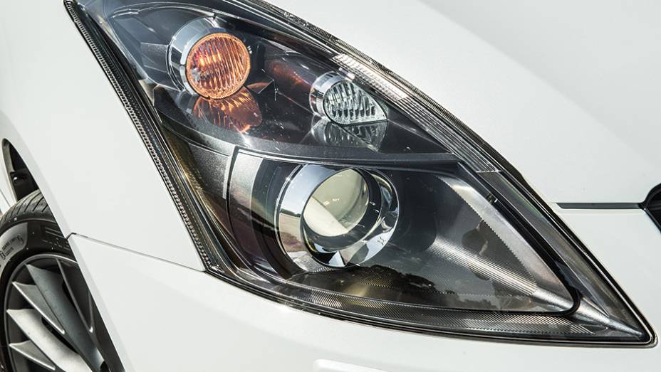 Faróis bixenônio são itens disponíveis de série | <a href="https://preprod.quatrorodas.abril.com.br/carros/comparativos/comparativo-esportivos-841704.shtml" target="_blank" rel="migration">Leia mais</a> Faróis bixenônio são itens disponíveis de série | <a href="https://preprod.quatrorodas.abril.com.br/carros/comparativos/comparativo-esportivos-841704.shtml" target="_blank" rel="migration">Leia mais</a>