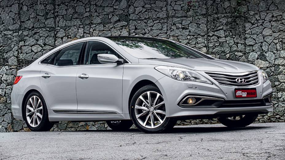 Novo para-choque e cromados nos faróis de milha | <a href="https://preprod.quatrorodas.abril.com.br/carros/testes/hyundai-azera-847660.shtml" target="_blank" rel="migration">Leia mais</a>