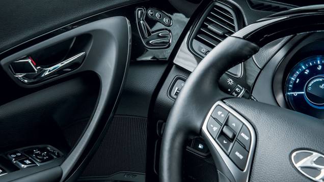 Botões do assento elétrico estão nas portas | <a href="https://preprod.quatrorodas.abril.com.br/carros/testes/hyundai-azera-847660.shtml" target="_blank" rel="migration">Leia mais</a> Botões do assento elétrico estão nas portas | <a href="https://preprod.quatrorodas.abril.com.br/carros/testes/hyundai-azera-847660.shtml" target="_blank" rel="migration">Leia mais</a>