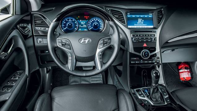 Centro do painel foi remodelado. Há tela multimídia e novo layout de comandos. Saídasduplas de ar têm novo formato | <a href="https://preprod.quatrorodas.abril.com.br/carros/testes/hyundai-azera-847660.shtml" target="_blank" rel="migration">Leia mais</a> Centro do painel foi remodelado. Há tela multimídia e novo layout de comandos. Saídasduplas de ar têm novo formato | <a href="https://preprod.quatrorodas.abril.com.br/carros/testes/hyundai-azera-847660.shtml" target="_blank" rel="migration">Leia mais</a>