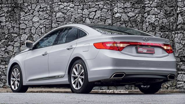 Saídas duplas de ar têm novo formato | <a href="https://preprod.quatrorodas.abril.com.br/carros/testes/hyundai-azera-847660.shtml" target="_blank" rel="migration">Leia mais</a> Saídas duplas de ar têm novo formato | <a href="https://preprod.quatrorodas.abril.com.br/carros/testes/hyundai-azera-847660.shtml" target="_blank" rel="migration">Leia mais</a>