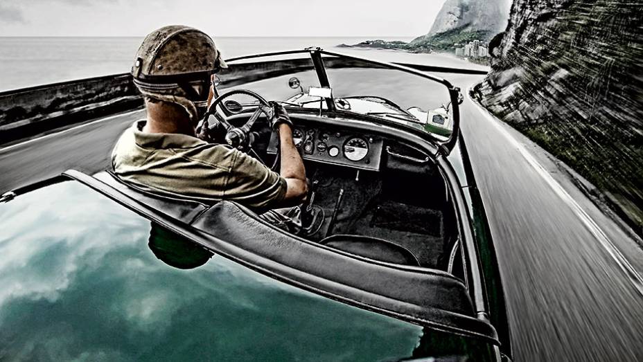 Com a pedra da Gávea ao fundo, o Jaguar XK120 roda pela Av. Niemeyer... | <a href="https://preprod.quatrorodas.abril.com.br/reportagens/geral/volta-origens-841803.shtml" target="_blank" rel="migration">Leia mais</a>