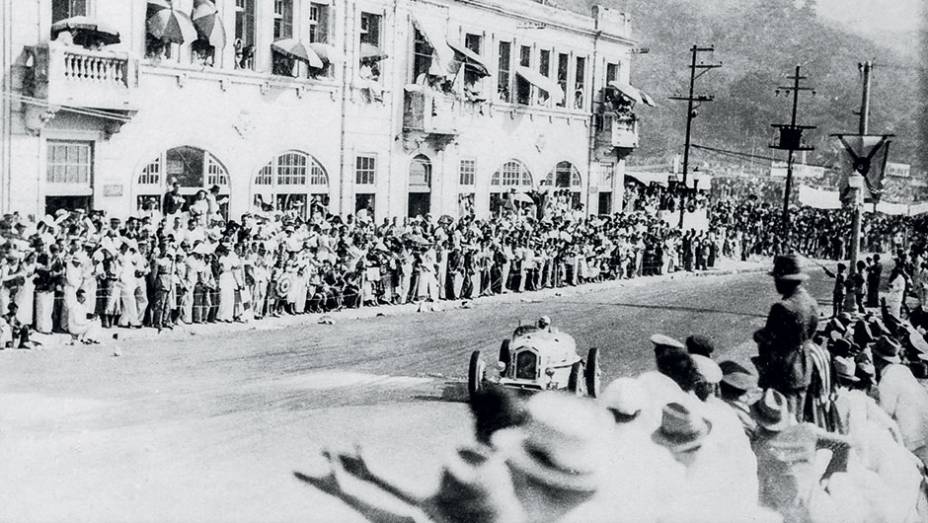 Em 1936, a francesa Hellé Nice é aclamada pelo público em frente ao Hotel Leblon... | <a href="https://preprod.quatrorodas.abril.com.br/reportagens/geral/volta-origens-841803.shtml" target="_blank" rel="migration">Leia mais</a>