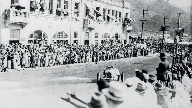 Em 1936, a francesa Hellé Nice é aclamada pelo público em frente ao Hotel Leblon... | <a href="https://preprod.quatrorodas.abril.com.br/reportagens/geral/volta-origens-841803.shtml" target="_blank" rel="migration">Leia mais</a> Em 1936, a francesa Hellé Nice é aclamada pelo público em frente ao Hotel Leblon... | <a href="https://preprod.quatrorodas.abril.com.br/reportagens/geral/volta-origens-841803.shtml" target="_blank" rel="migration">Leia mais</a>