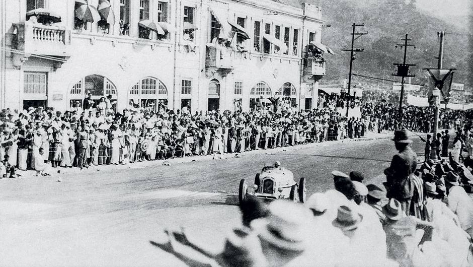 Em 1936, a francesa Hell&eacute; Nice &eacute; aclamada pelo p&uacute;blico em frente ao Hotel Leblon... | <a href="https://preprod.quatrorodas.abril.com.br/reportagens/geral/volta-origens-841803.shtml" target="_blank" rel="migration">Leia mais</a>