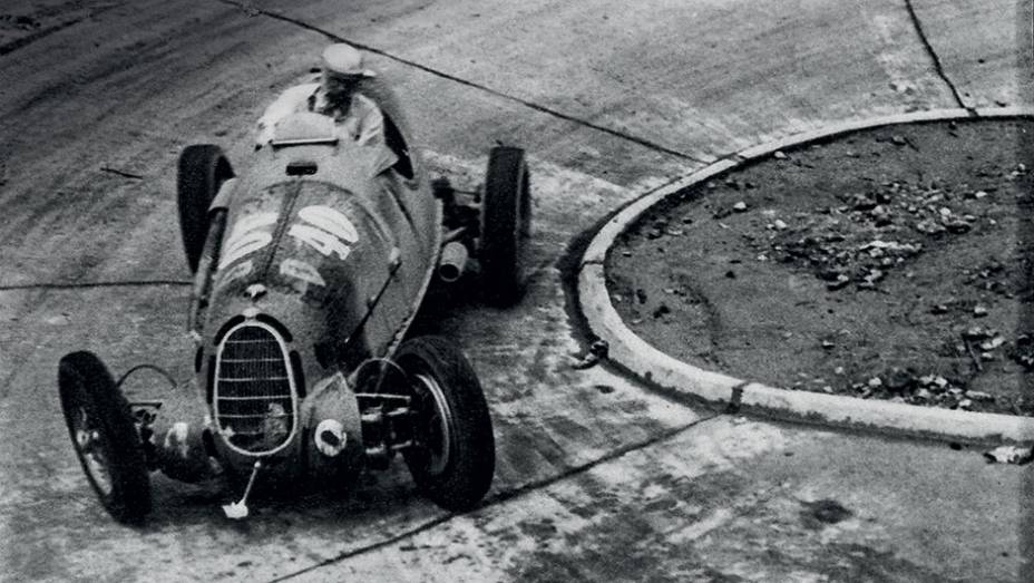 ... GP de M&ocirc;naco &agrave; carioca, o que atra&iacute;a pilotos de fora, como Pintacuda, em 1937 | <a href="https://preprod.quatrorodas.abril.com.br/reportagens/geral/volta-origens-841803.shtml" target="_blank" rel="migration">Leia mais</a>