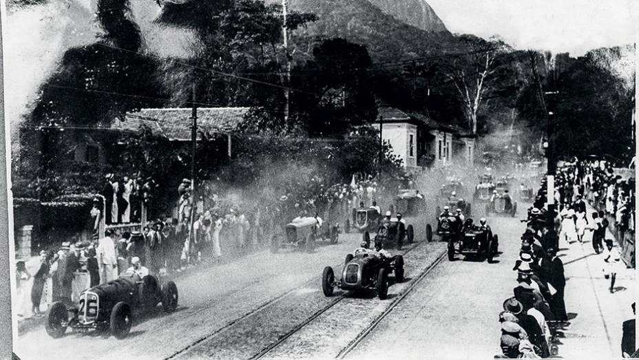 Largada em 1934 na Marquês de São Vicente: na época, o mecânico podia ir com o piloto | <a href="https://preprod.quatrorodas.abril.com.br/reportagens/geral/volta-origens-841803.shtml" target="_blank" rel="migration">Leia mais</a>