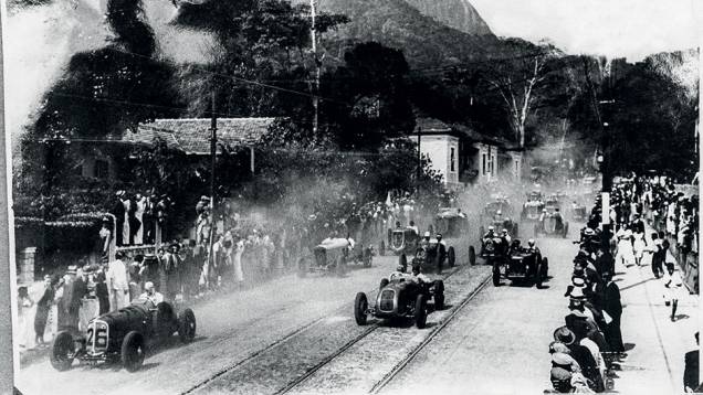 Largada em 1934 na Marquês de São Vicente: na época, o mecânico podia ir com o piloto | <a href="https://preprod.quatrorodas.abril.com.br/reportagens/geral/volta-origens-841803.shtml" target="_blank" rel="migration">Leia mais</a> Largada em 1934 na Marquês de São Vicente: na época, o mecânico podia ir com o piloto | <a href="https://preprod.quatrorodas.abril.com.br/reportagens/geral/volta-origens-841803.shtml" target="_blank" rel="migration">Leia mais</a>