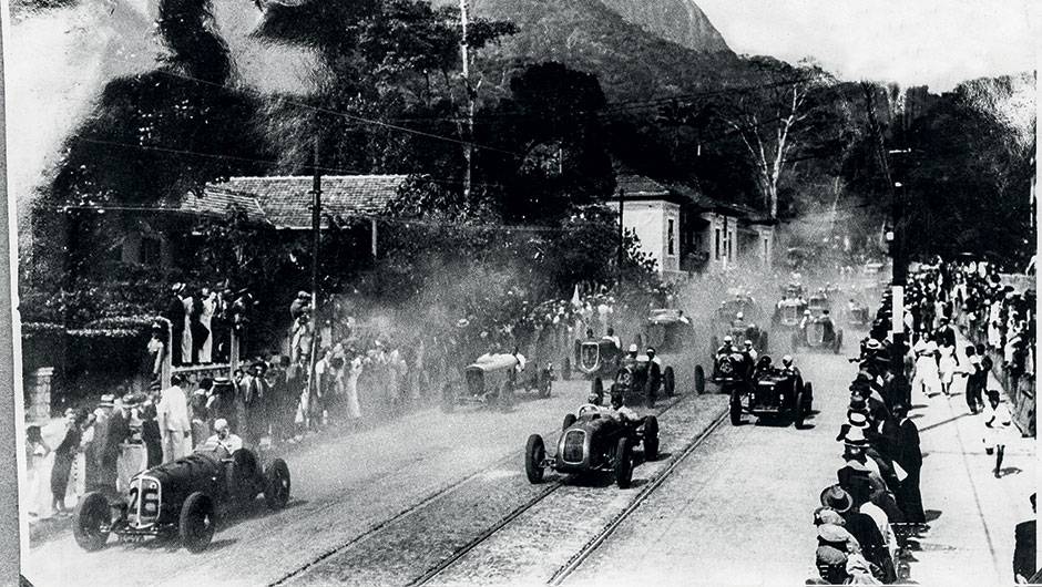 Largada em 1934 na Marqu&ecirc;s de S&atilde;o Vicente: na &eacute;poca, o mec&acirc;nico podia ir com o piloto | <a href="https://preprod.quatrorodas.abril.com.br/reportagens/geral/volta-origens-841803.shtml" target="_blank" rel="migration">Leia mais</a>