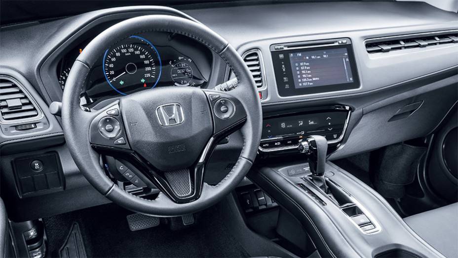 A cabine do HR-V conta com um console elevado. Por isso, o freio de estacionamento - logo atrás do câmbio - tem sempre acionamento elétrico | <a href="https://preprod.quatrorodas.abril.com.br/carros/testes/honda-hr-v-exl-848201.shtml" target="_blank" rel="migration">Leia mais</a>