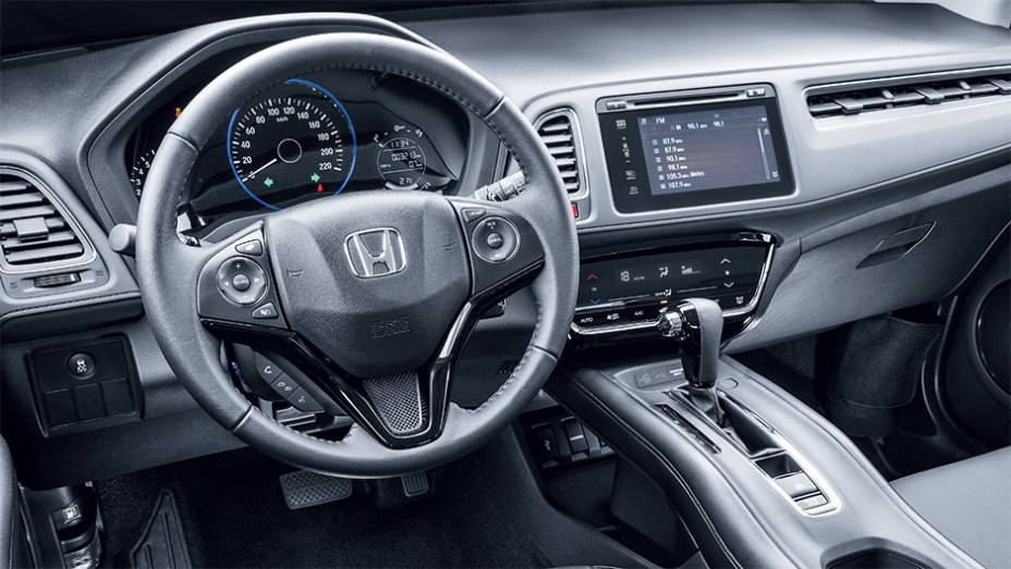 A cabine do HR-V conta com um console elevado. Por isso, o freio de estacionamento - logo atr&aacute;s do c&acirc;mbio - tem sempre acionamento el&eacute;trico | <a href="https://preprod.quatrorodas.abril.com.br/carros/testes/honda-hr-v-exl-848201.shtml" target="_blank" rel="migration">Leia mais</a>