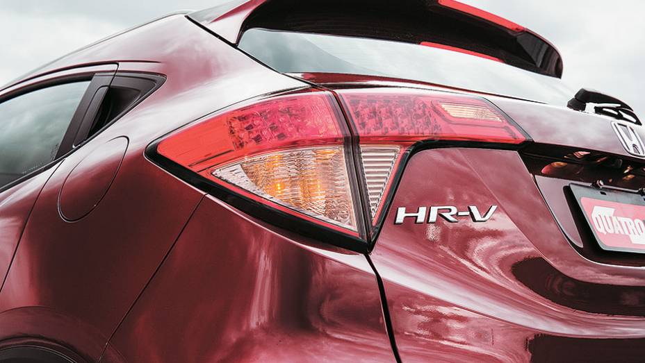 Lanternas iluminadas avan&ccedil;am sobre a tampa do porta-malas | <a href="https://preprod.quatrorodas.abril.com.br/carros/testes/honda-hr-v-exl-848201.shtml" target="_blank" rel="migration">Leia mais</a>