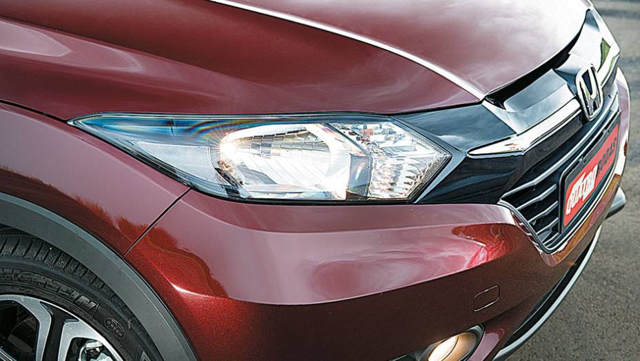 Acabamento da grade &eacute; brilhante | <a href="https://preprod.quatrorodas.abril.com.br/carros/testes/honda-hr-v-exl-848201.shtml" target="_blank" rel="migration">Leia mais</a>