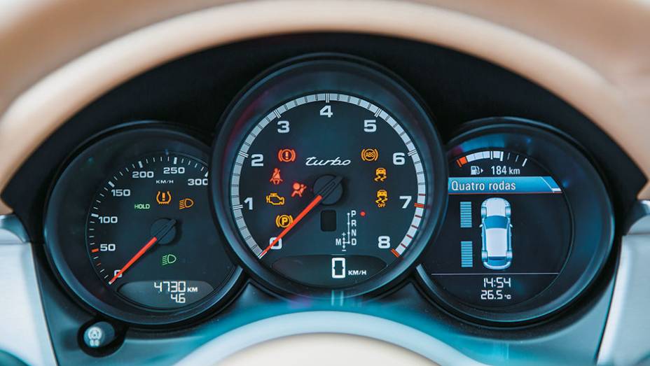Veloc&iacute;metro digital trabalha em duplicidade com o marcador anal&oacute;gico. | <a href="https://preprod.quatrorodas.abril.com.br/carros/testes/porsche-macan-turbo-849160.shtml" target="_blank" rel="migration">Leia mais</a>