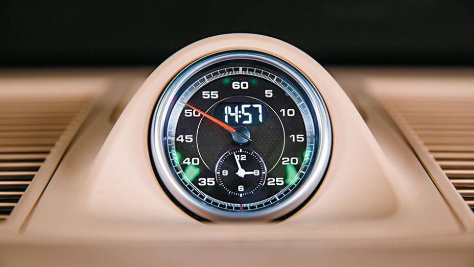 O cronômetro fica no centro do painel | <a href="https://preprod.quatrorodas.abril.com.br/carros/testes/porsche-macan-turbo-849160.shtml" target="_blank" rel="migration">Leia mais</a> O cronômetro fica no centro do painel | <a href="https://preprod.quatrorodas.abril.com.br/carros/testes/porsche-macan-turbo-849160.shtml" target="_blank" rel="migration">Leia mais</a>