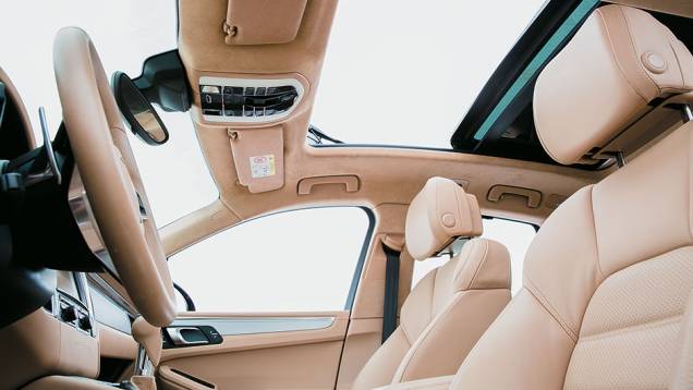 Teto panorâmico é item de série na versão turbo | <a href="https://preprod.quatrorodas.abril.com.br/carros/testes/porsche-macan-turbo-849160.shtml" target="_blank" rel="migration">Leia mais</a> Teto panorâmico é item de série na versão turbo | <a href="https://preprod.quatrorodas.abril.com.br/carros/testes/porsche-macan-turbo-849160.shtml" target="_blank" rel="migration">Leia mais</a>