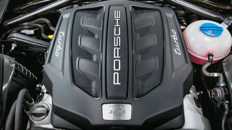 Motor V6 3.6 gera 400 cv | <a href="https://preprod.quatrorodas.abril.com.br/carros/testes/porsche-macan-turbo-849160.shtml" target="_blank" rel="migration">Leia mais</a> Motor V6 3.6 gera 400 cv | <a href="https://preprod.quatrorodas.abril.com.br/carros/testes/porsche-macan-turbo-849160.shtml" target="_blank" rel="migration">Leia mais</a>