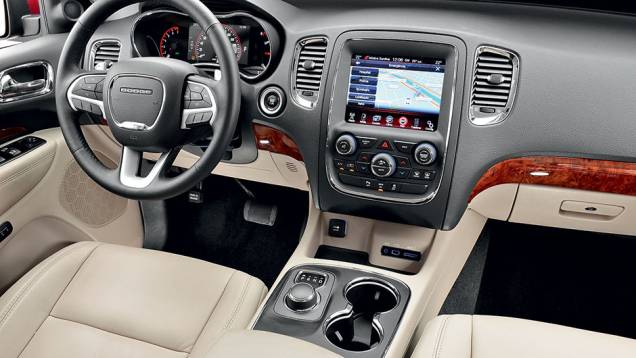 Aplique imita madeira no painel | <a href="https://preprod.quatrorodas.abril.com.br/carros/testes/dodge-durango-limited-857100.shtml" target="_blank" rel="migration">Leia mais</a> Aplique imita madeira no painel | <a href="https://preprod.quatrorodas.abril.com.br/carros/testes/dodge-durango-limited-857100.shtml" target="_blank" rel="migration">Leia mais</a>