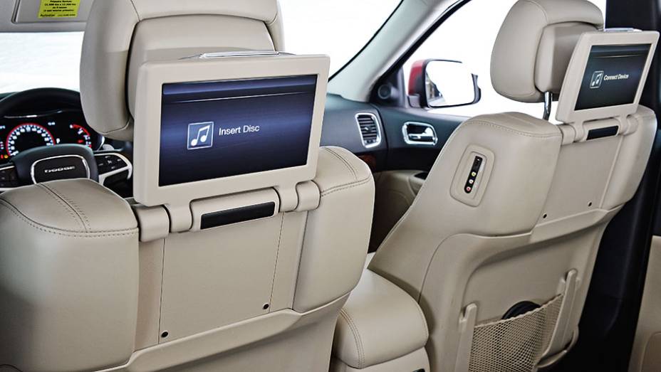 H&aacute; duas telas de 9" atr&aacute;s dos bancos | <a href="https://preprod.quatrorodas.abril.com.br/carros/testes/dodge-durango-limited-857100.shtml" target="_blank" rel="migration">Leia mais</a>